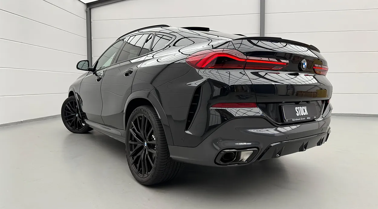 Schrägansicht von hinten auf einen BMW X6 G06 LCI III Facelift mit Karosserie-Kit für ein individuelles Erscheinungsbild