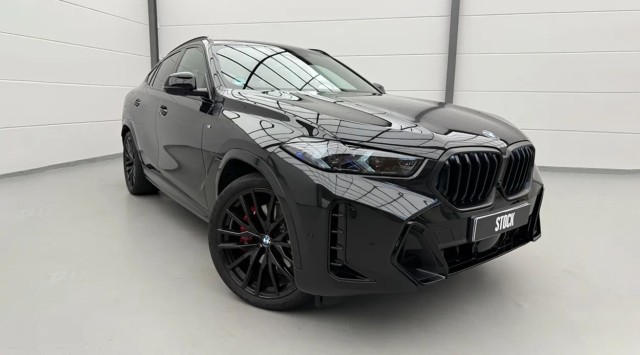 Schrägansicht von vorne auf einen BMW X6 G06 LCI III Facelift mit Karosserie-Kit für ein individuelles Erscheinungsbild
