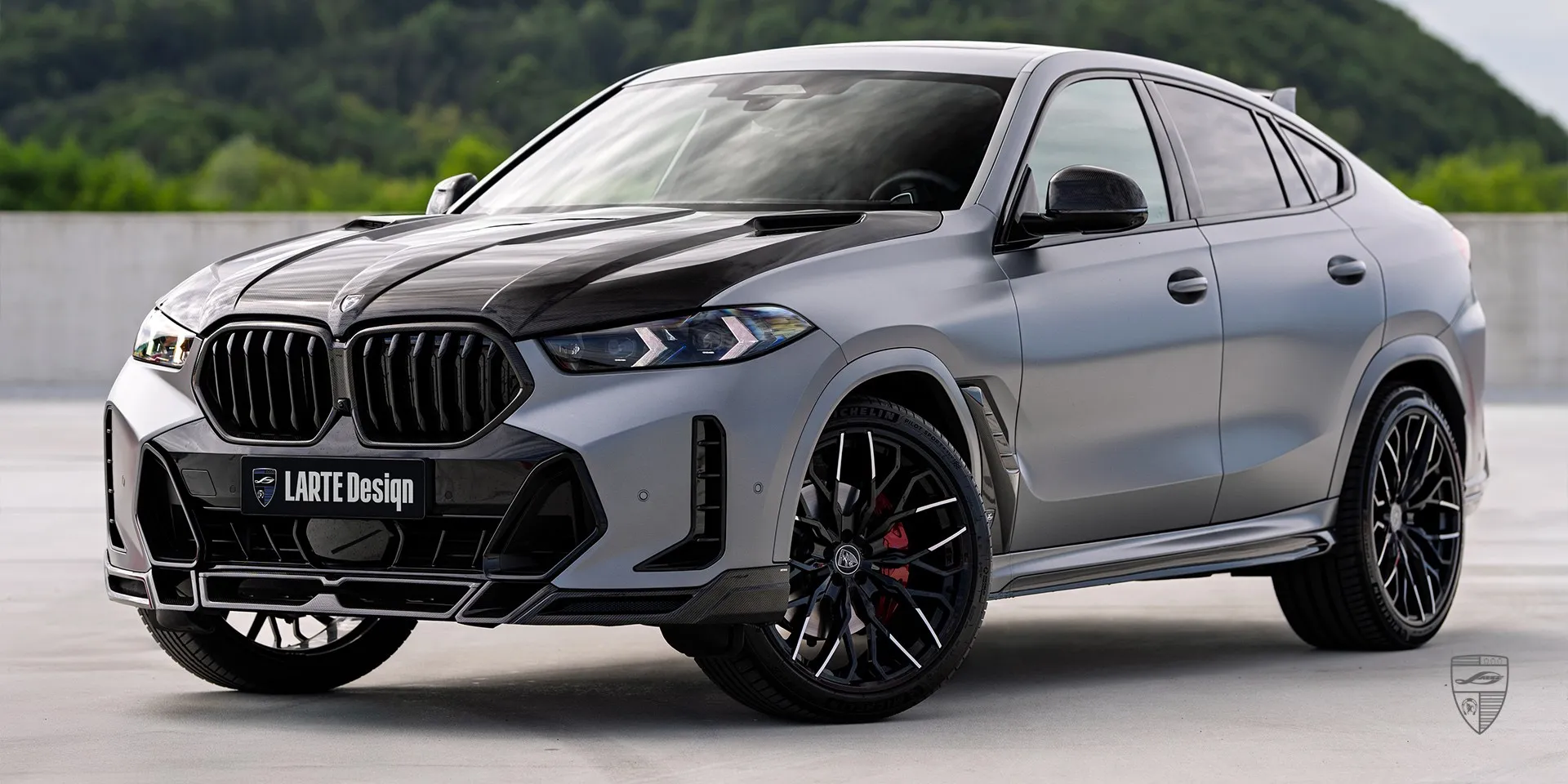 Stance‑Upgrade für den BMW X6 mit Carbon‑Komponenten: Frontlippe und verbreiterte Spur