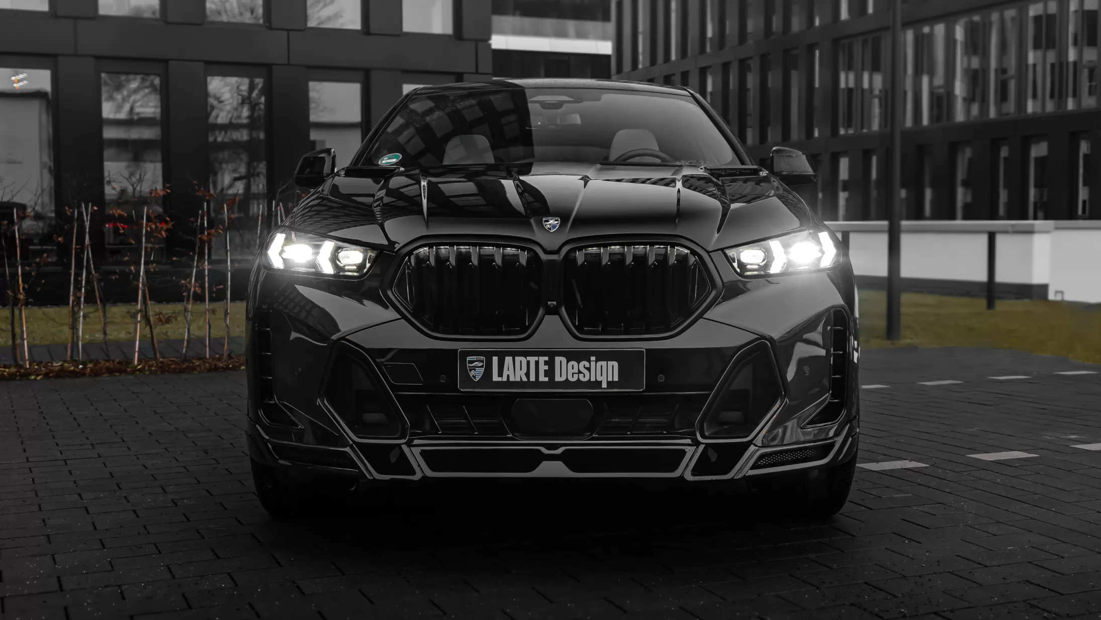 Frontansicht eines BMW X6 G06 LCI Facelift mit einem Karosserie-Kit für ein individuelles Erscheinungsbild
