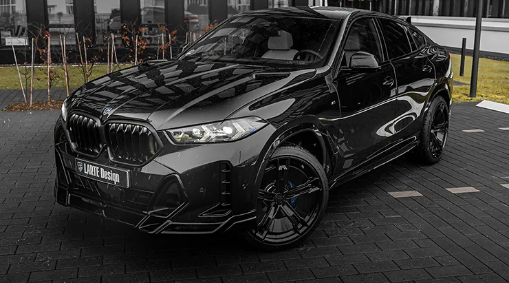 Schrägansicht von vorne auf einen BMW X6 G06 LCI Facelift mit Karosserie-Kit für ein individuelles Erscheinungsbild