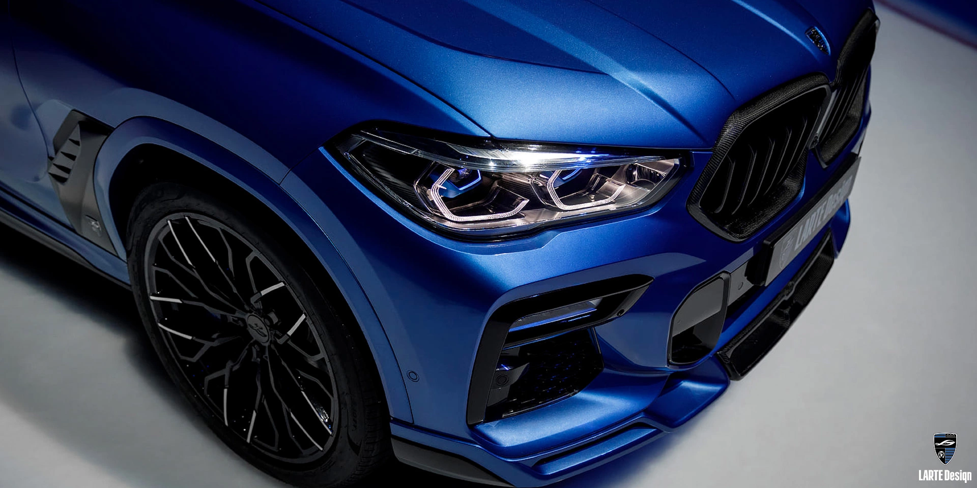 Bestellen Sie exklusive aerodynamische Teile aus Karbonfaser für den LARTE Performance BMW X6 M Sport G06 in Phytonic Blue Metallic