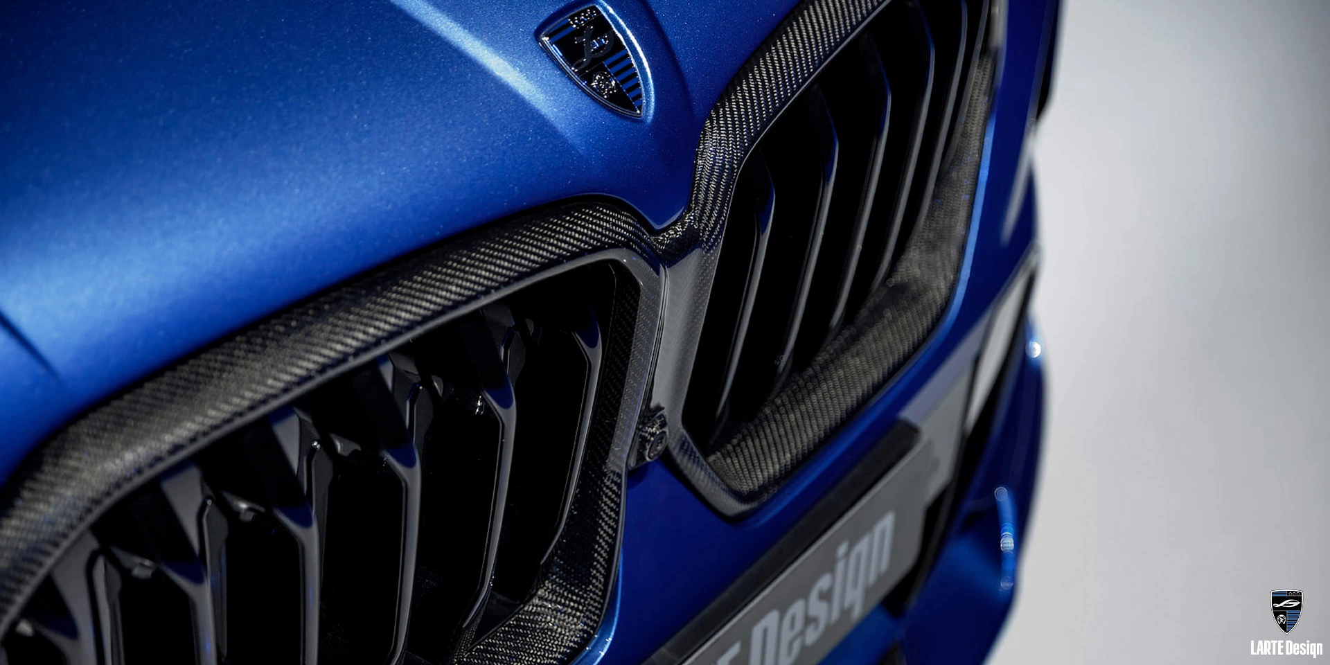 Installation des Automobil-Kühlergrills für den LARTE Performance BMW X6 M Sport G06 in Phytonic Blue Metallic