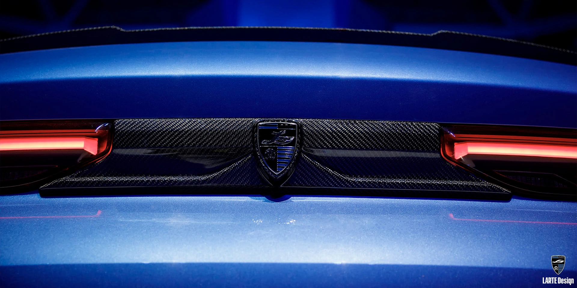 Luxuriöses Heckpaneel aus Carbonfaser für den LARTE Performance BMW X6 M Sport G06 in Phytonic Blue Metallic