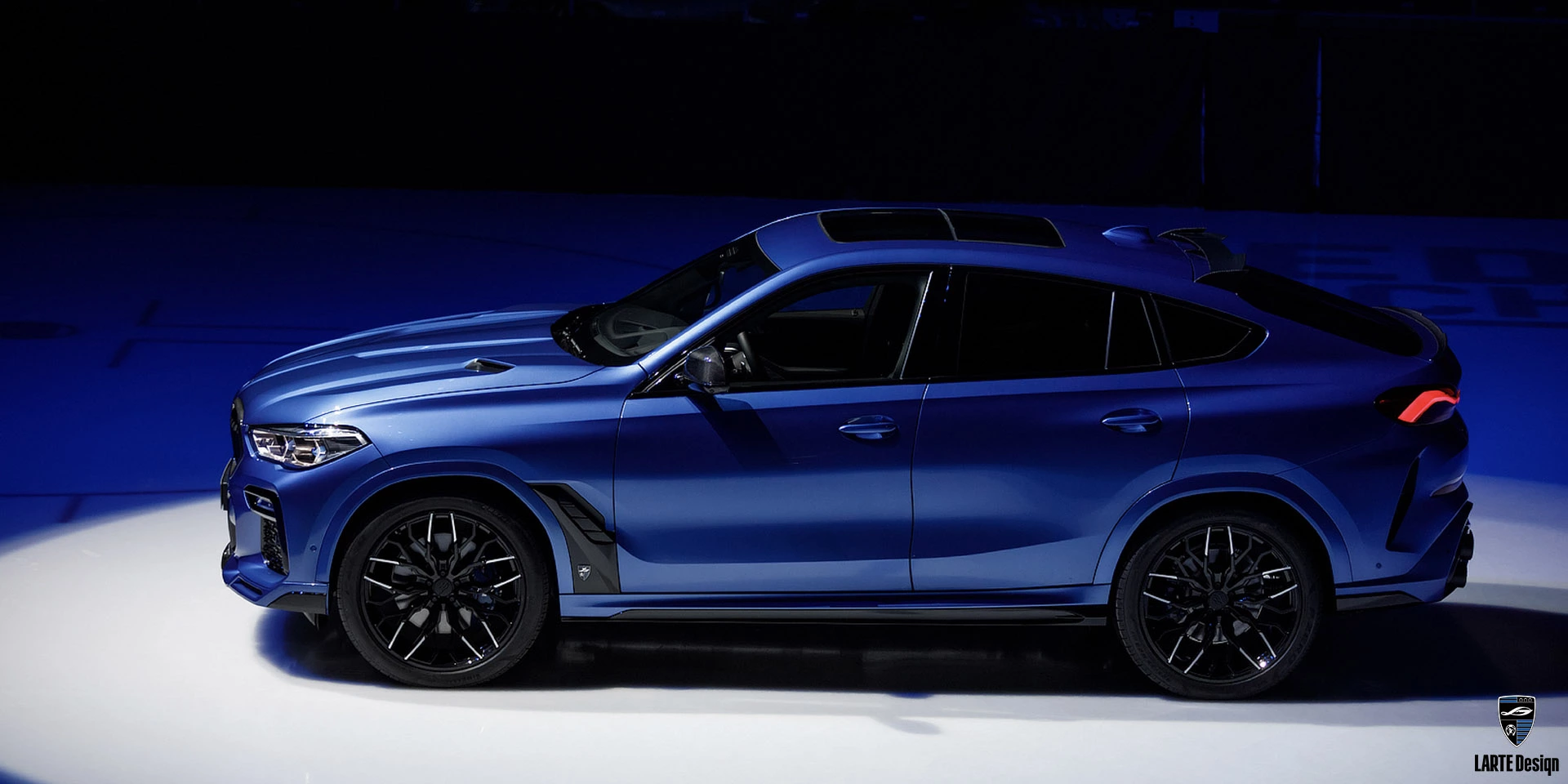 Bestellen Sie Tuning-Kits aus Carbonfaser für den LARTE Performance BMW X6 M Sport G06 in der Farbe Phytonic Blue Metallic