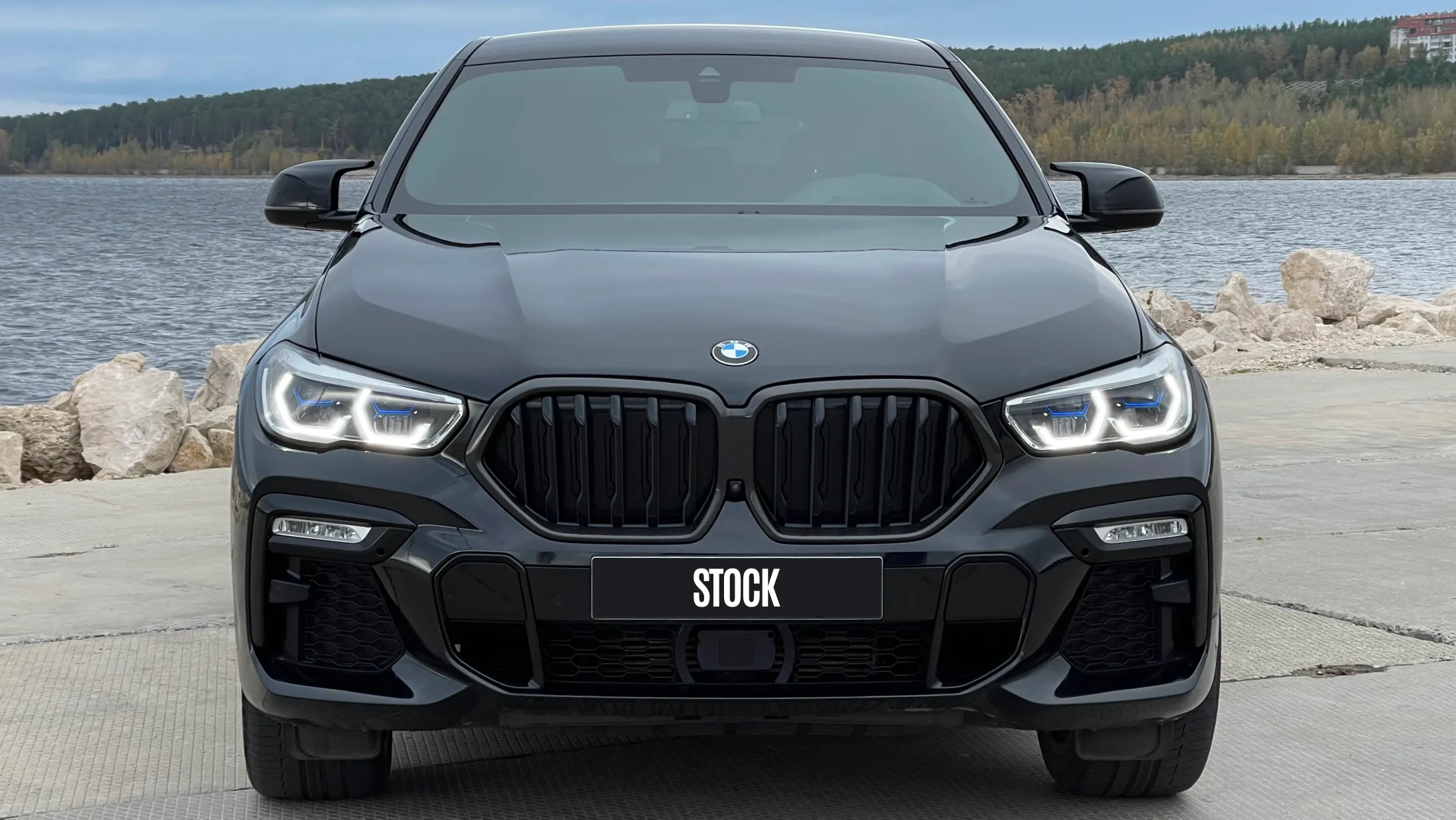 Frontansicht eines BMW X6 G06 mit einem Karosserie-Kit für ein individuelles Erscheinungsbild
