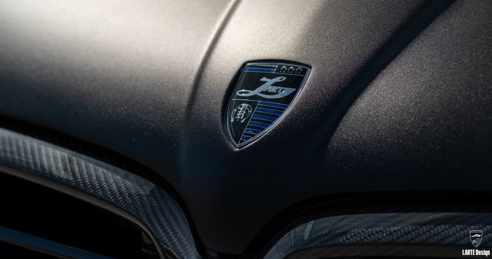Closeup on a painted hood for BMW X6M F96 LCI by LARTE Design