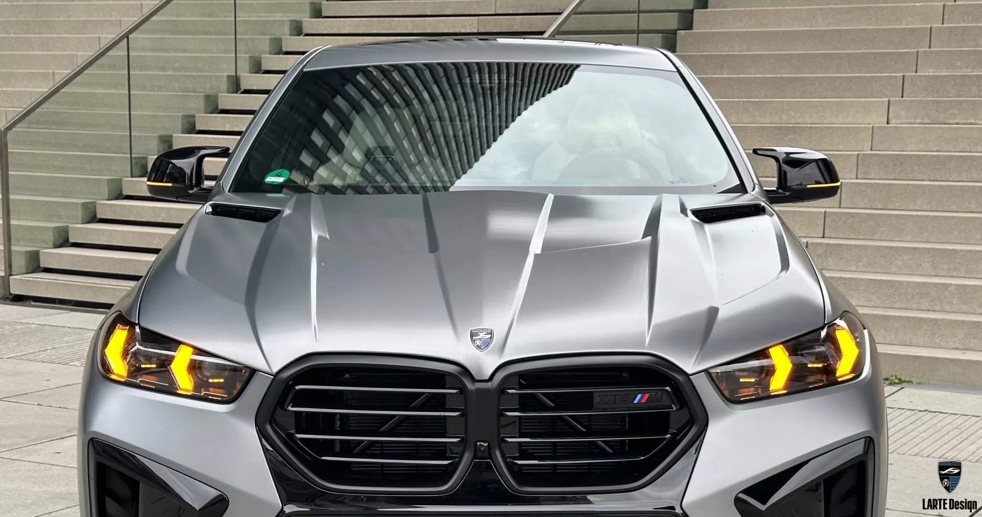 Grey-painted hood for BMW X6M F96 LCI by LARTE Design