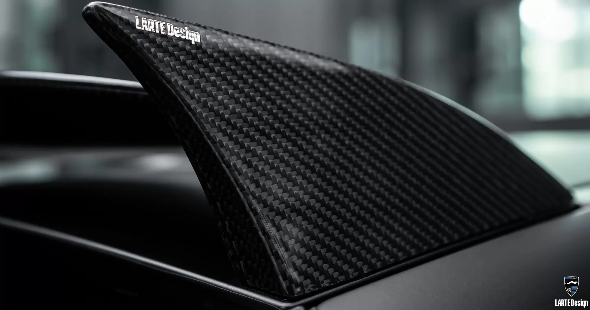Carbon roof spoiler for BMW X6M F96 LCI by LARTE Design, closeup