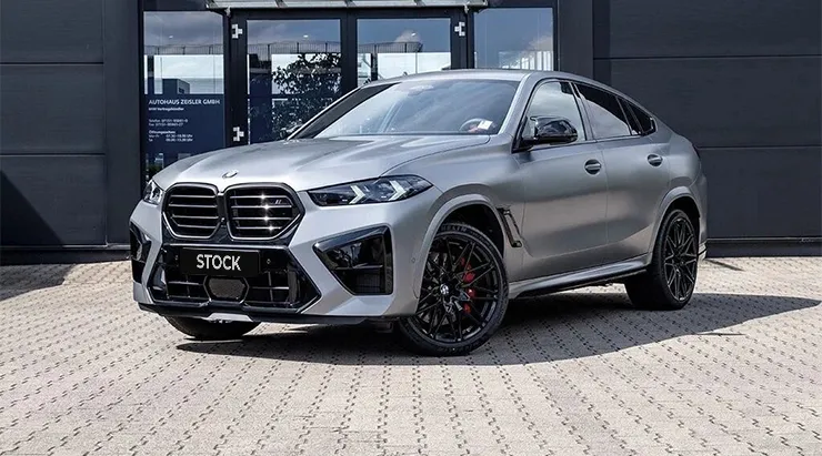 Front angle view on a BMW X6M F96 LCI Restyling with a body kit giving the car a custom appearance