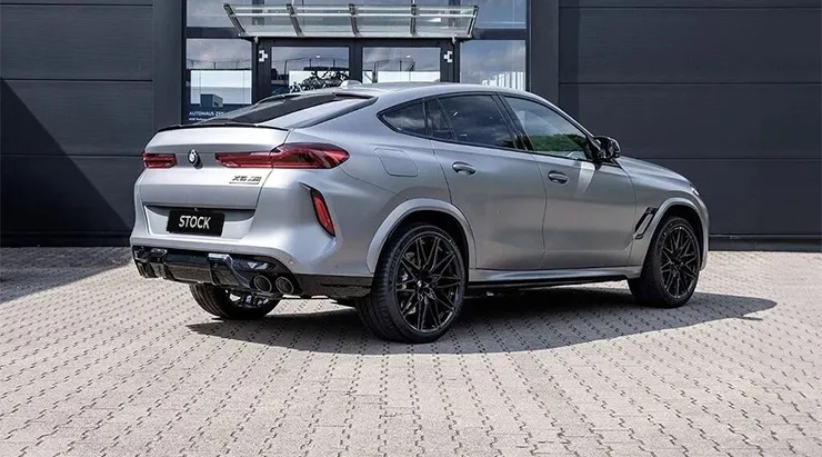 Schrägansicht von hinten auf einen BMW X6M F96 LCI mit Karosserie-Kit für ein individuelles Erscheinungsbild