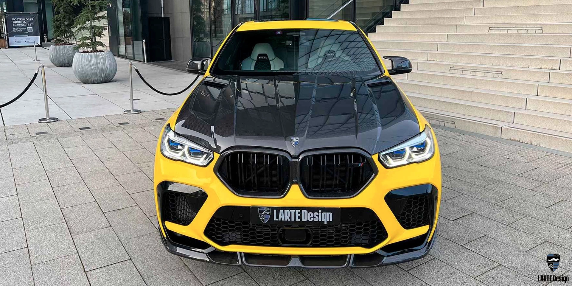 Preis für die Motorabdeckung aus Kohlefaser für den LARTE Performance BMW X6 M Competition F96 in einer gelben Umhüllung