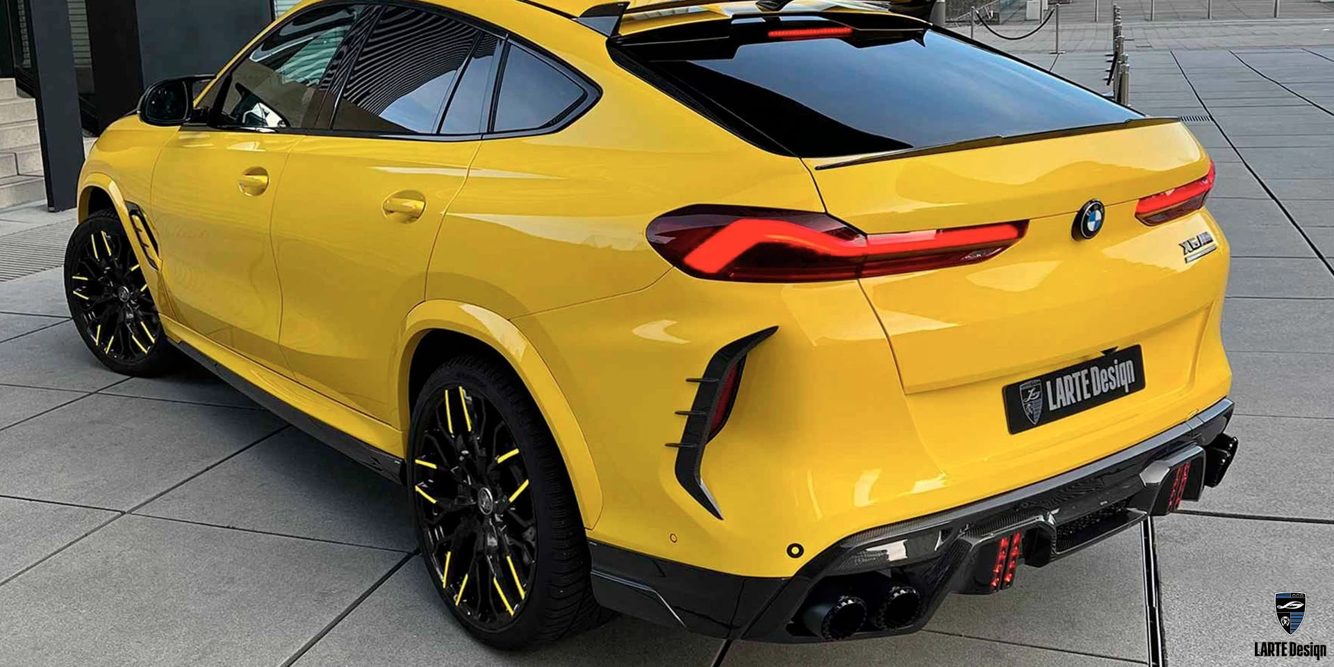 Erwerben Sie das neue aerodynamische Karbonfaser-Kit für den LARTE Performance BMW X6 M Competition F96 in einer gelben Folierung.