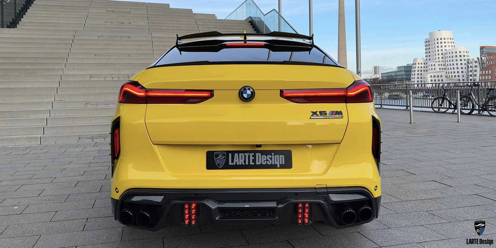 Bestellen Sie den Heckdiffusor mit Bremslicht für den LARTE Performance BMW X6 M Competition F96 in einer gelben Folierung