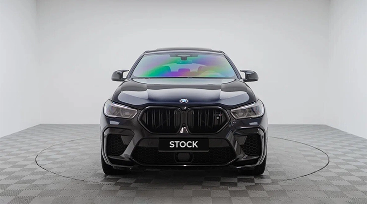 Frontansicht eines BMW X6M F96 mit einem Body-Kit 