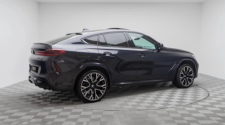 Schrägansicht von hinten auf  BMW X6M F96 mit Karosserie-Kit 