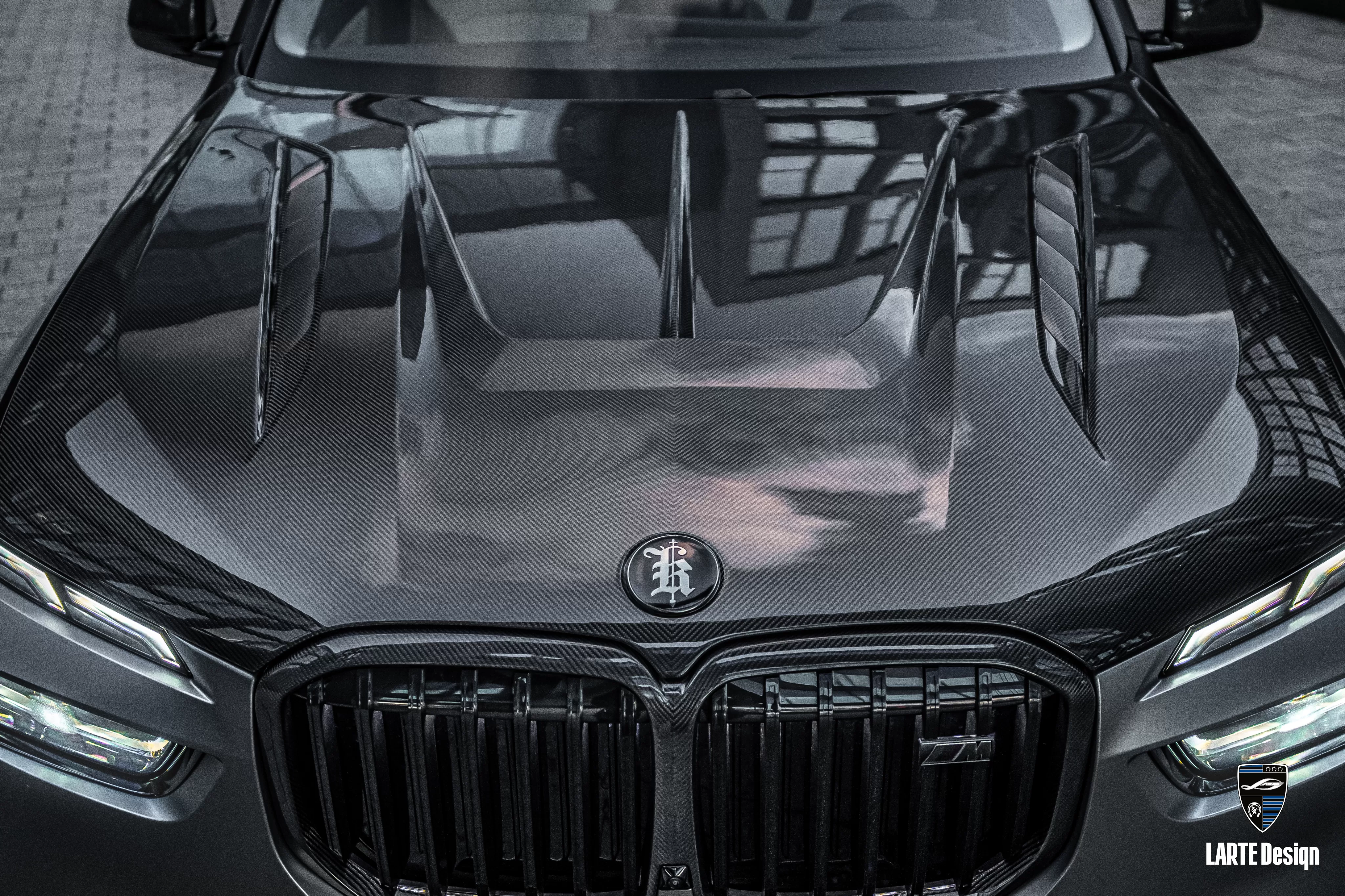 Custom carbon fiber hood on BMW X7 G07 close look