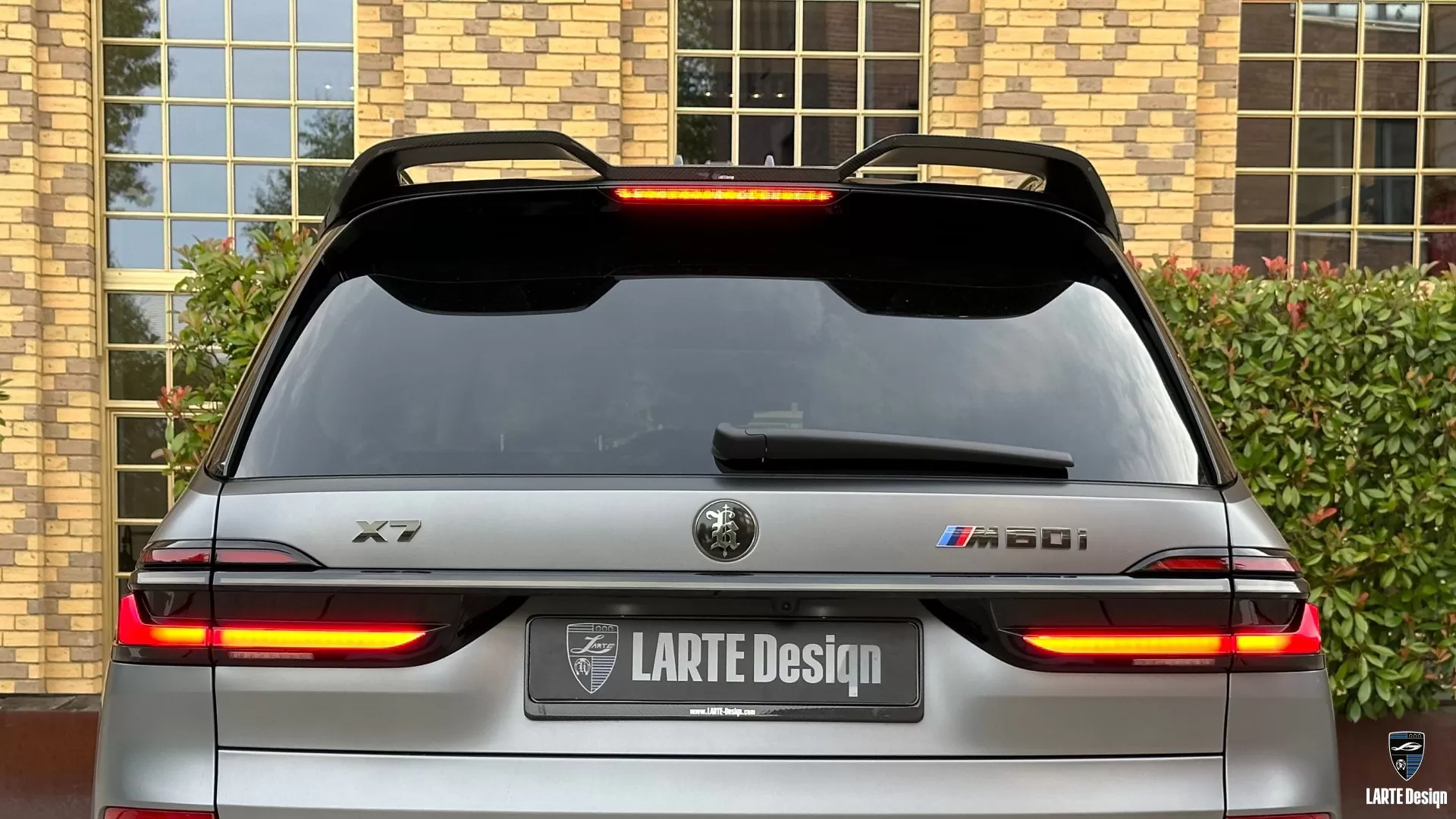 Carbon fiber roof spoiler for BMW X7 G07 by LARTE Design