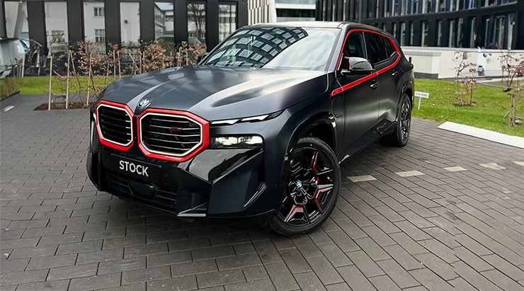 BMW XM G09 2024 mit einem Karosserie-Kit Frontansicht 