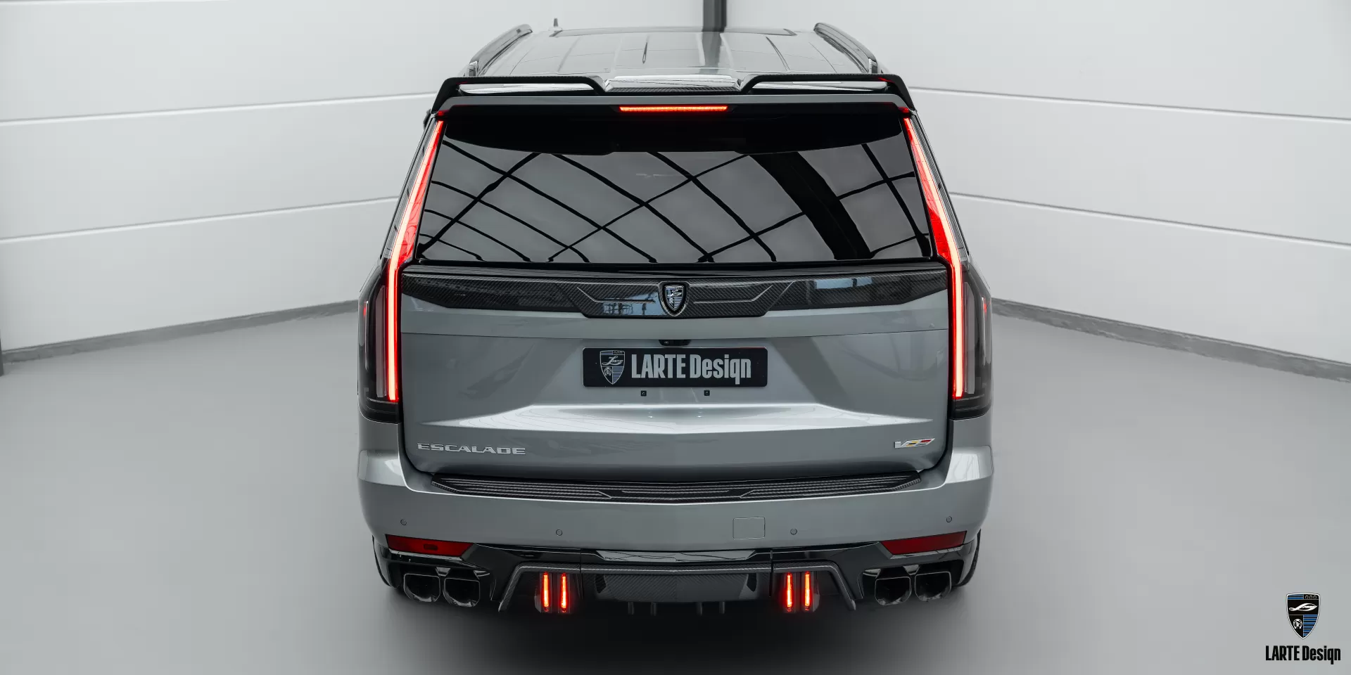 Cadillac Escalade-V ESV Body-Kit-Details: Heckdiffusor und Dachspoiler