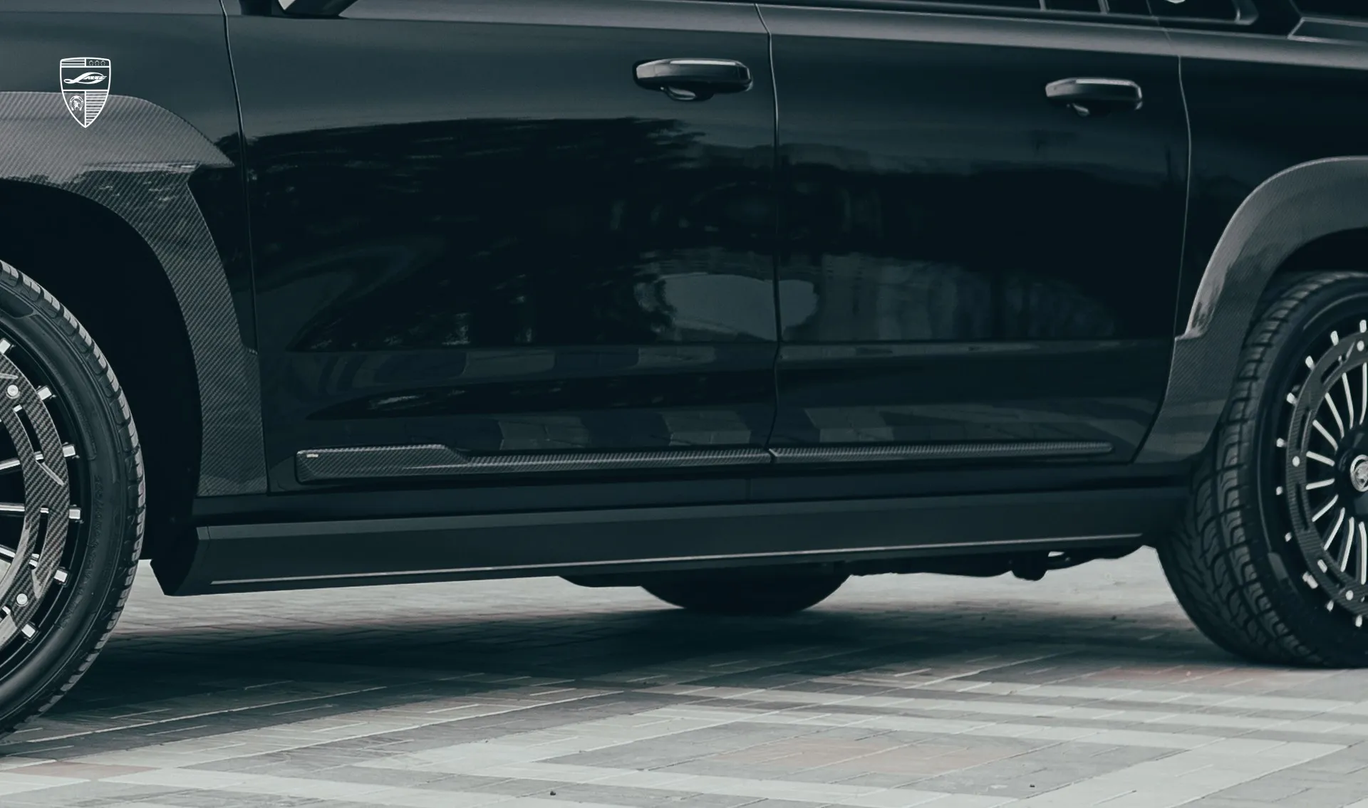 Carbonfaser-Türleisten für Ihren Cadillac Escalade 600 im Erscheinungspaket Carbonfaser-Türleisten für Ihren Cadillac Escalade 600 im Erscheinungspaket von LARTE Design