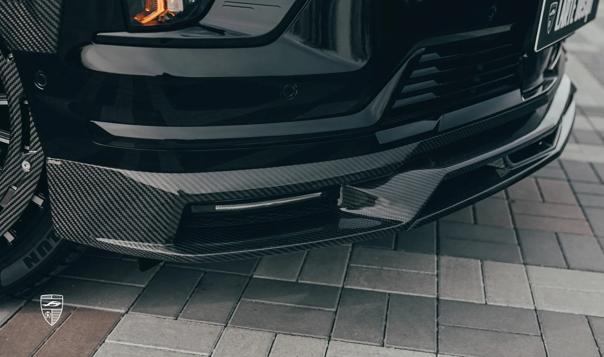 Carbonfaser-Frontstoßfänger-Aufsatz für Ihren Cadillac Escalade 600 im Erscheinungspaket Carbonfaser-Frontstoßfänger-Aufsatz für Ihren Cadillac Escalade 600 im Erscheinungspaket von LARTE Design