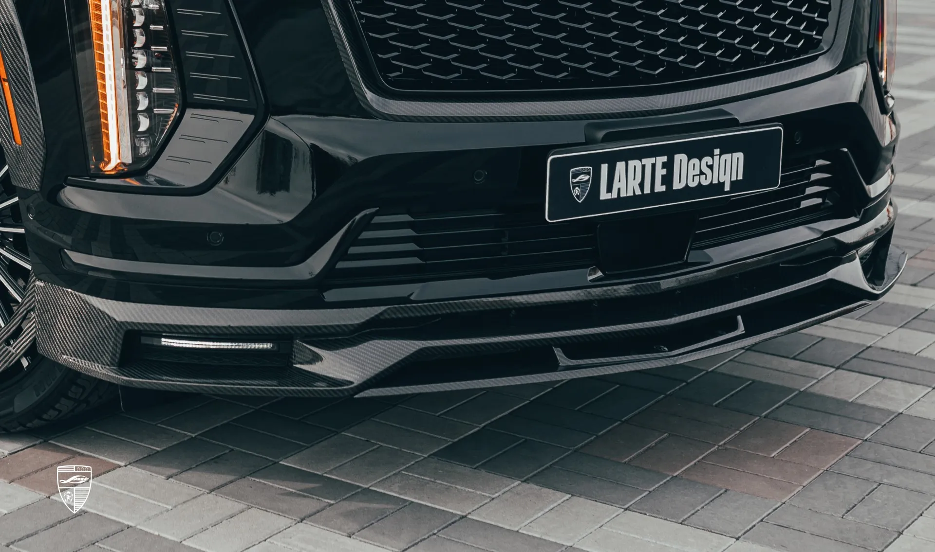 Carbonfaser-Frontstoßfänger-Aufsatz für Ihren Cadillac Escalade 600 im Umrüstkit Carbonfaser-Frontstoßfänger-Aufsatz für Ihren Cadillac Escalade 600 im Umrüstkit von LARTE Design