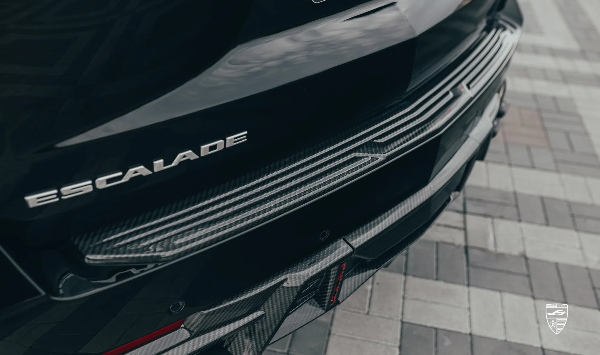 Carbonfaser-Heckstoßfänger-Aufsatz für Ihren Cadillac Escalade 600 im Erscheinungspaket Carbonfaser-Heckstoßfänger-Aufsatz für Ihren Cadillac Escalade 600 im Erscheinungspaket von LARTE Design