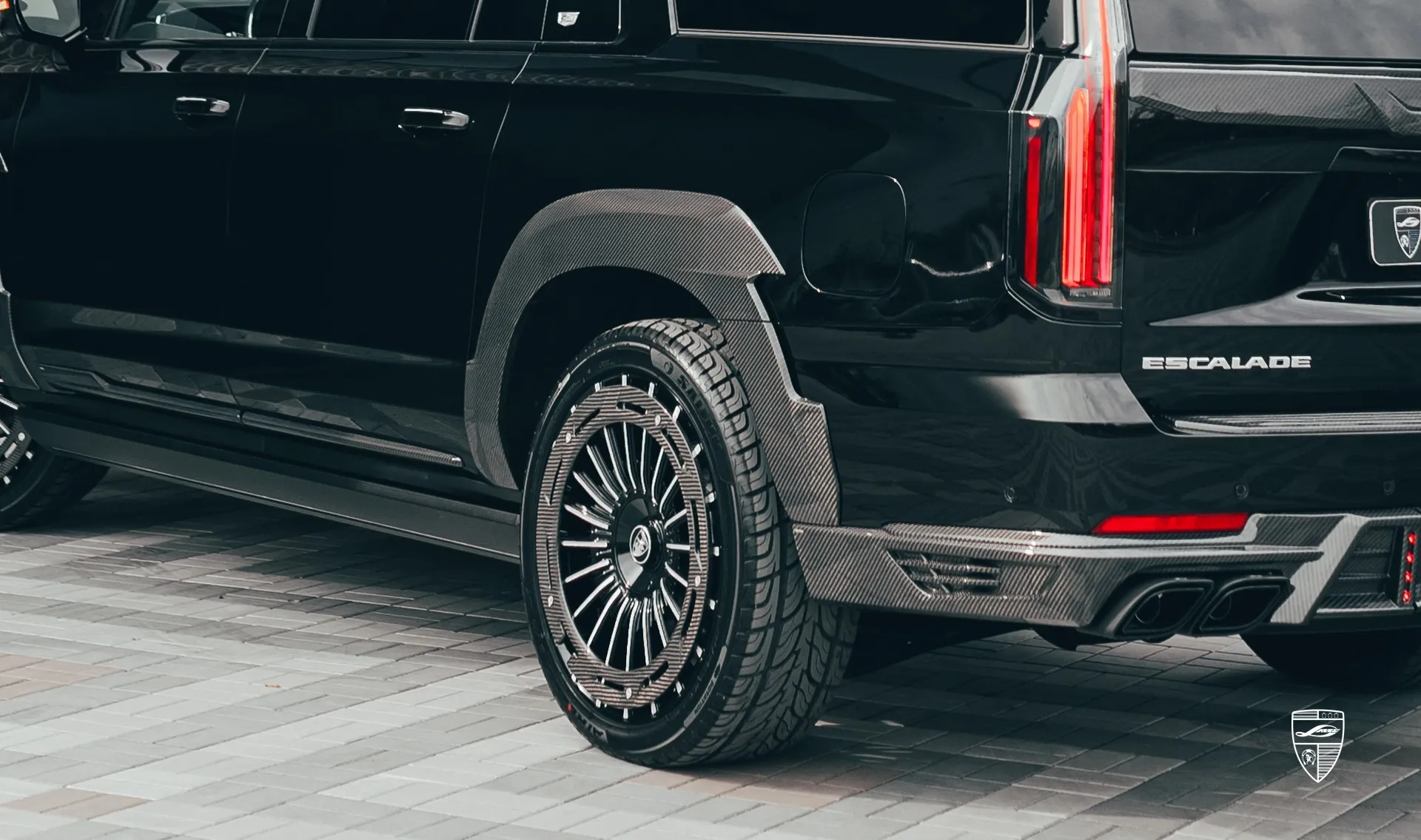 Carbonfaser-Radlaufverbreiterungen hinten für Ihren Cadillac Escalade 600 im Erscheinungspaket Carbonfaser-Radlaufverbreiterungen hinten für Ihren Cadillac Escalade 600 im Erscheinungspaket von LARTE Design