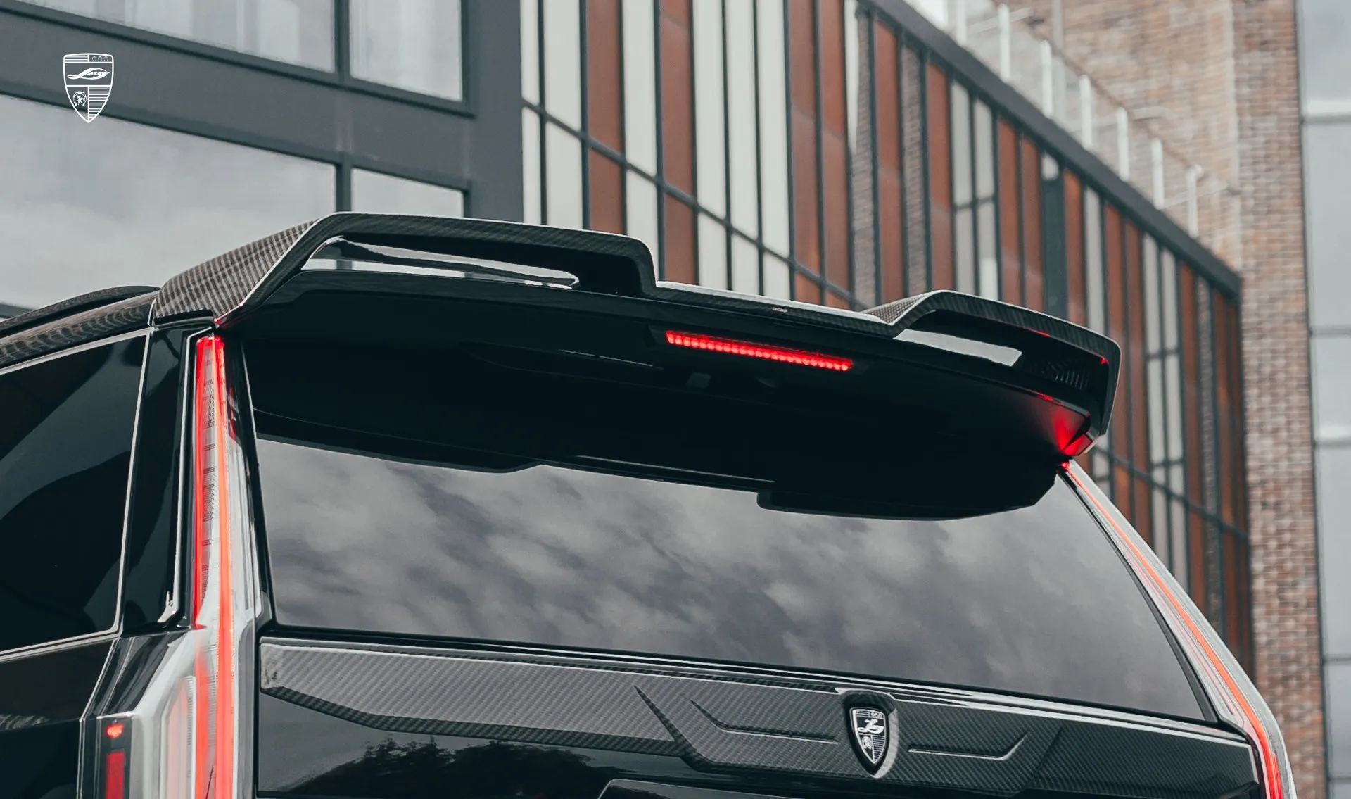 Carbonfaser-Dachspoiler Upgrade für das Familienauto Cadillac Escalade 600 Carbonfaser-Dachspoiler Upgrade für das Familienauto Cadillac Escalade 600 von LARTE Design