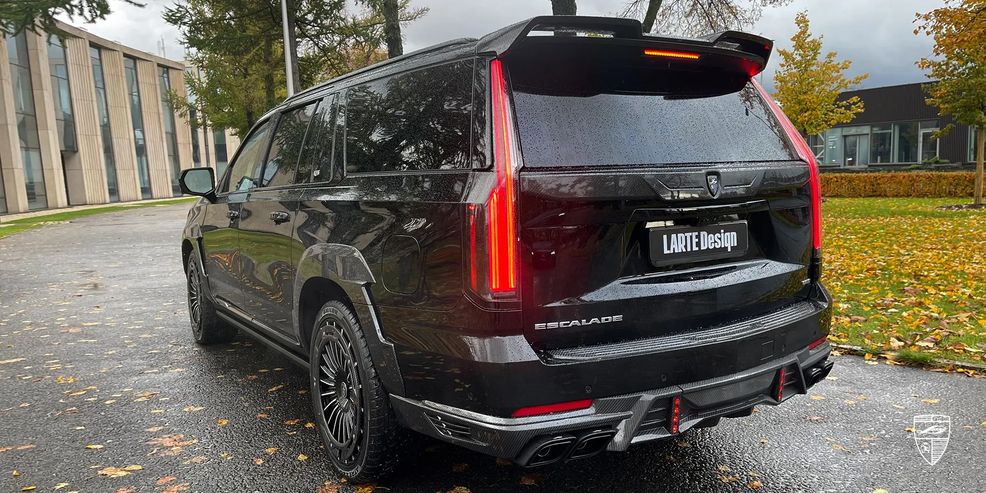 Facelift Escalade 600 mit typischem ESTHETE-Look Facelift Escalade 600 – mutiges Custom-Tuning mit hochwertigen Carbon-Elementen