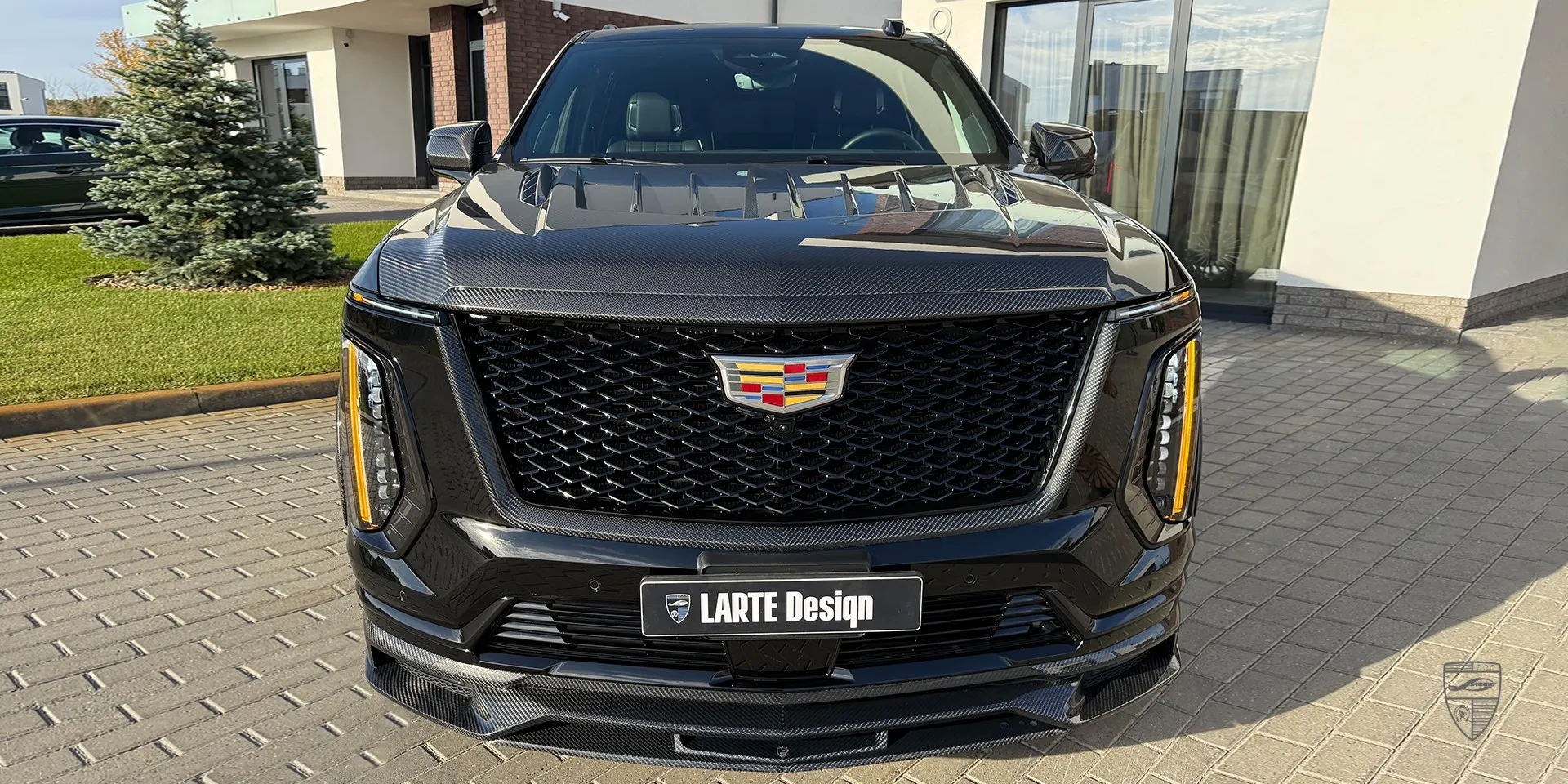 Escalade 600 ESTHETE-Kit mit Diffusor am Heck Cadillac Escalade 600 ESTHETE Bodykit – aggressiver Diffusor und Frontsplitter