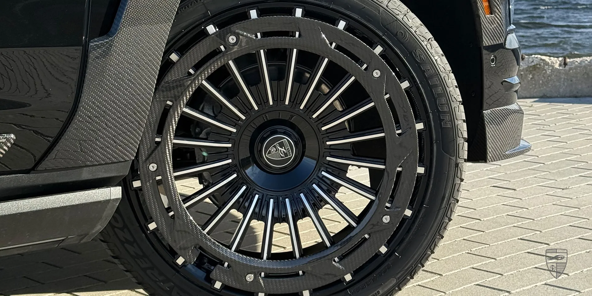 Cadillac Escalade 600 mit ESTHETE-Widebody-Kit Cadillac Escalade 600 mit ESTHETE-Facelift und Widebody-Tuning im Luxus-SUV-Stil