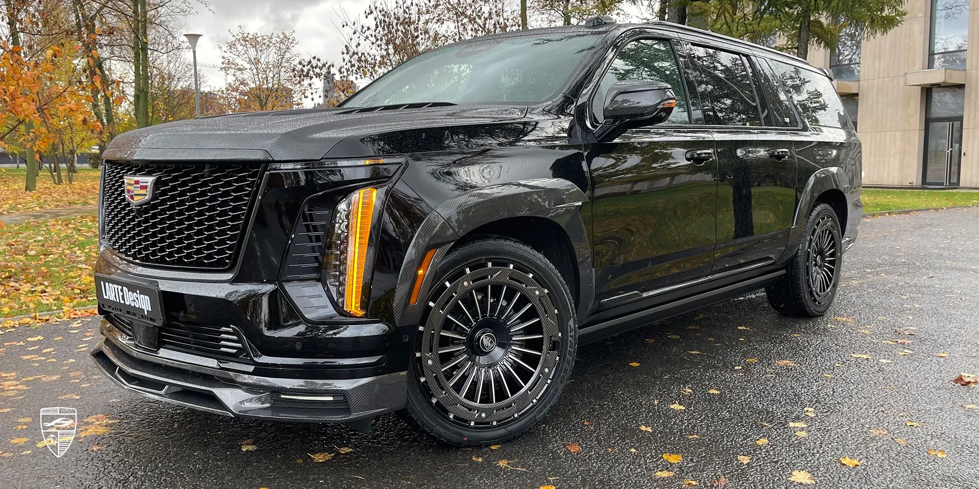 Individueller Cadillac Escalade 600 mit schwarzen Glanzakzenten Individuelles Cadillac Escalade 600 – ESTHETE-Carbon-Teile und schwarze Glanzelemente
