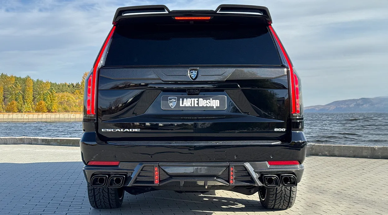 Rückansicht eines Cadillac Escalade 600 mit individuellem Erscheinungsbild Rückansicht eines Cadillac Escalade 600 mit einem Karosserie-Kit für ein individuelles Erscheinungsbild