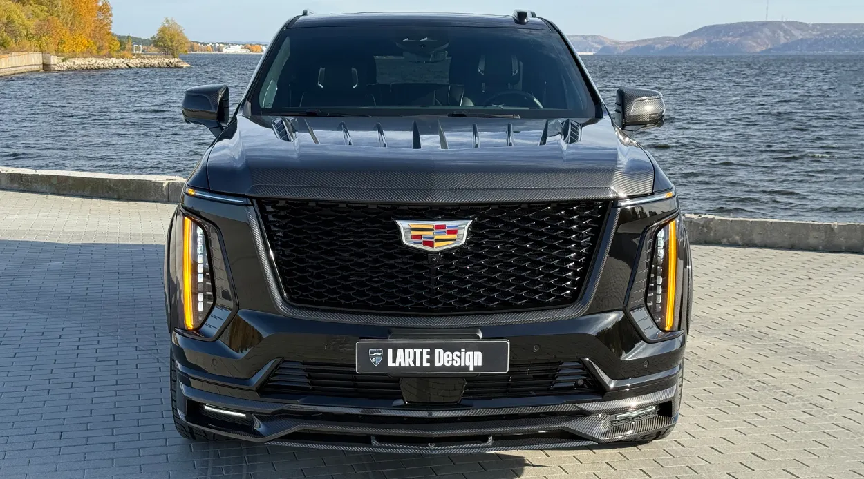 Frontansicht eines Cadillac Escalade 600 mit individuellem Erscheinungsbild Frontansicht eines Cadillac Escalade 600 mit einem Karosserie-Kit für ein individuelles Erscheinungsbild