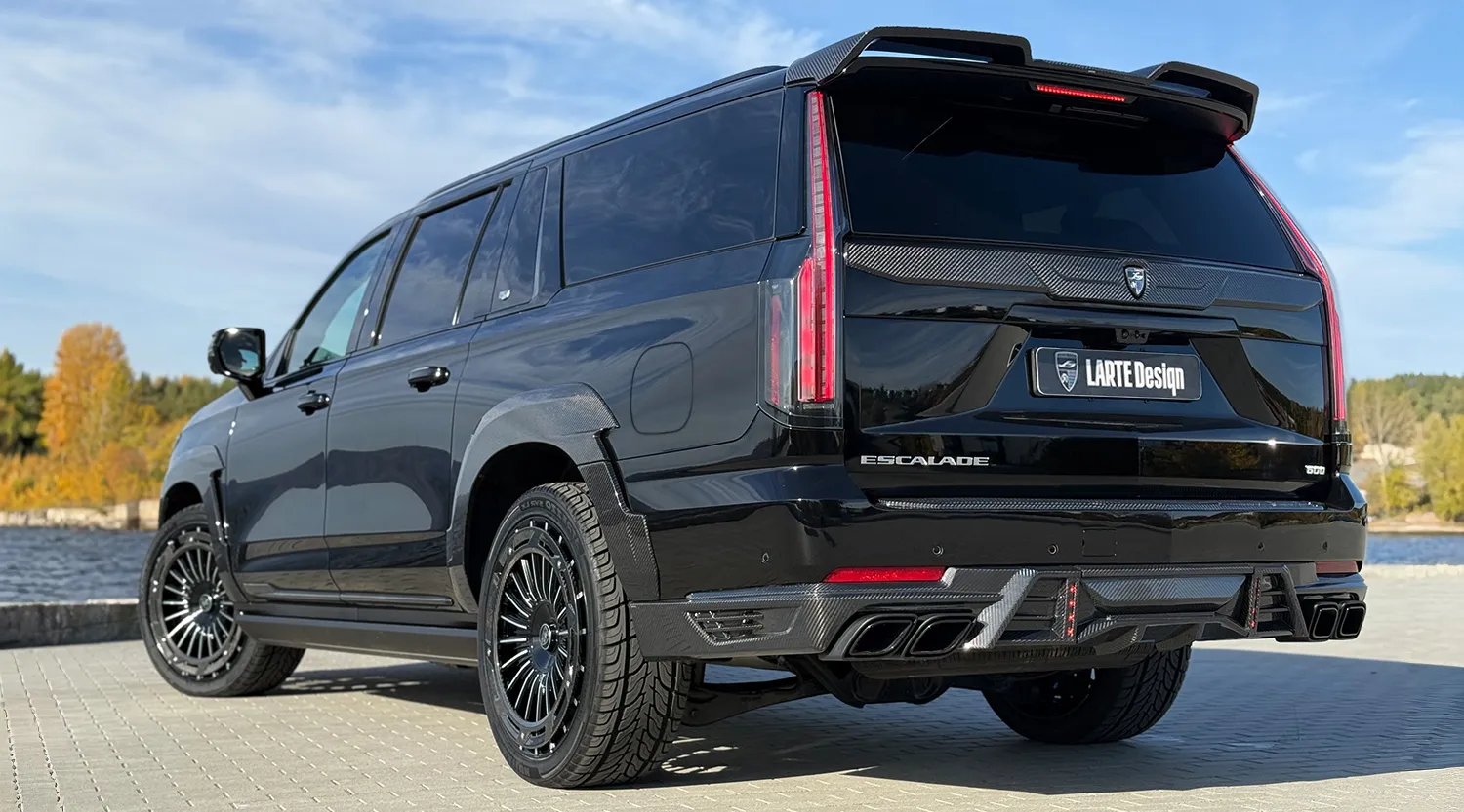 Schrägansicht von hinten auf einen Cadillac Escalade 600 mit individuellem Erscheinungsbild Schrägansicht von hinten auf einen Cadillac Escalade 600 mit Karosserie-Kit für ein individuelles Erscheinungsbild