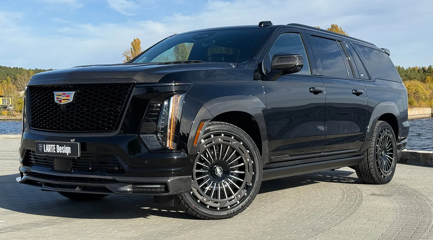 Schrägansicht von vorne auf einen Cadillac Escalade 600 mit individuellem Erscheinungsbild Schrägansicht von vorne auf einen Cadillac Escalade 600 mit Karosserie-Kit für ein individuelles Erscheinungsbild