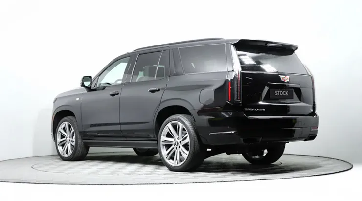 Schrägansicht von hinten auf einen Cadillac Escalade 600 mit Karosserie-Kit für ein individuelles Erscheinungsbild