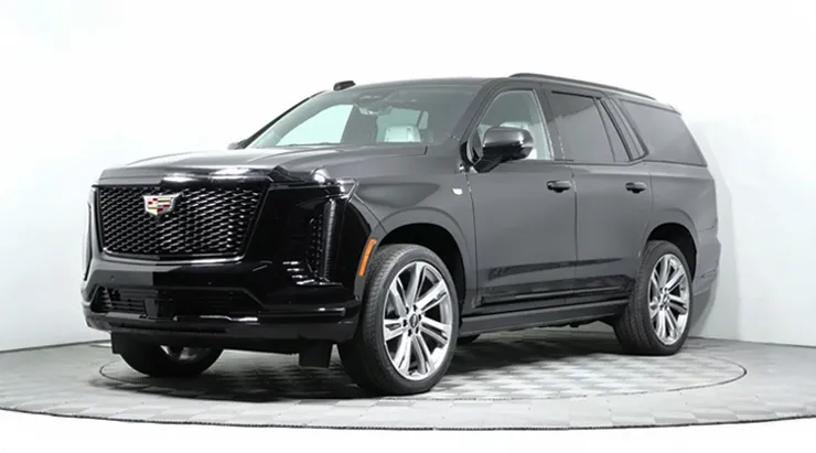 Schrägansicht von vorne auf einen Cadillac Escalade 600 mit Karosserie-Kit für ein individuelles Erscheinungsbild