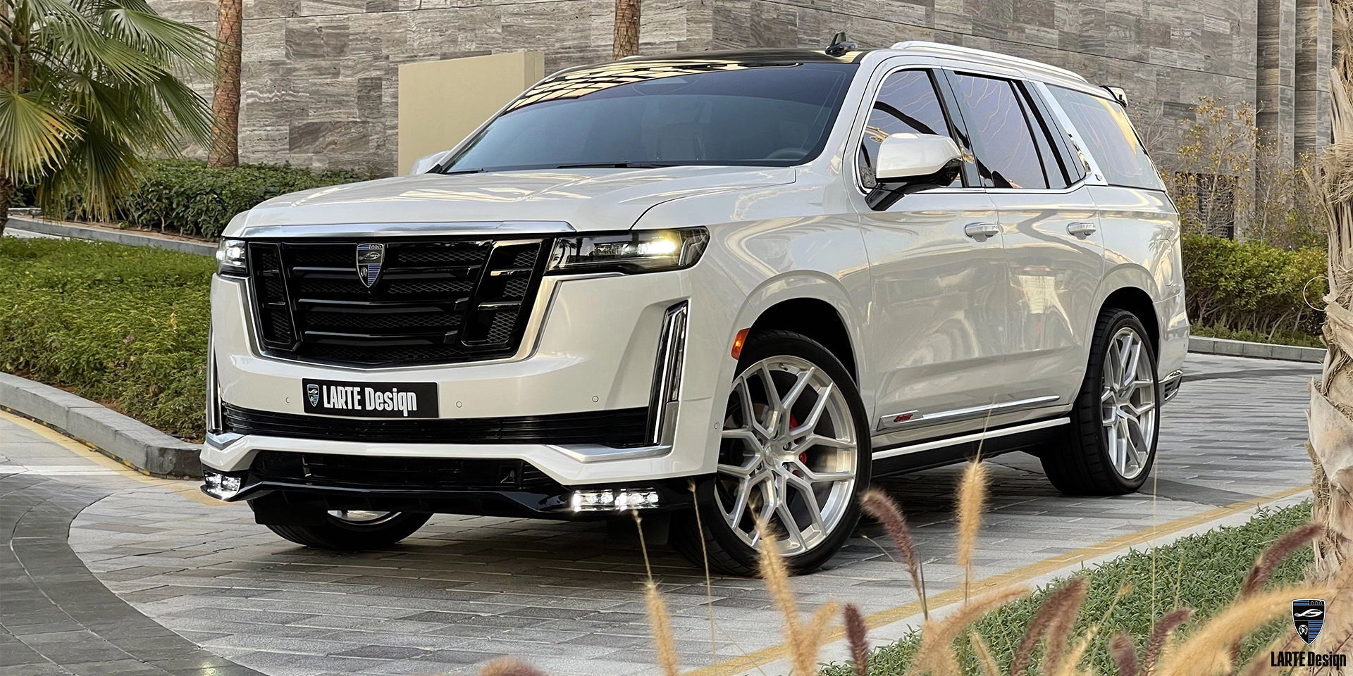 Bestellen Sie individuelles Tuning für den Cadillac Escalade GMT 1XX 6.2 AT ESV Sport Platinum in Kristallweiß Tricoat 2023