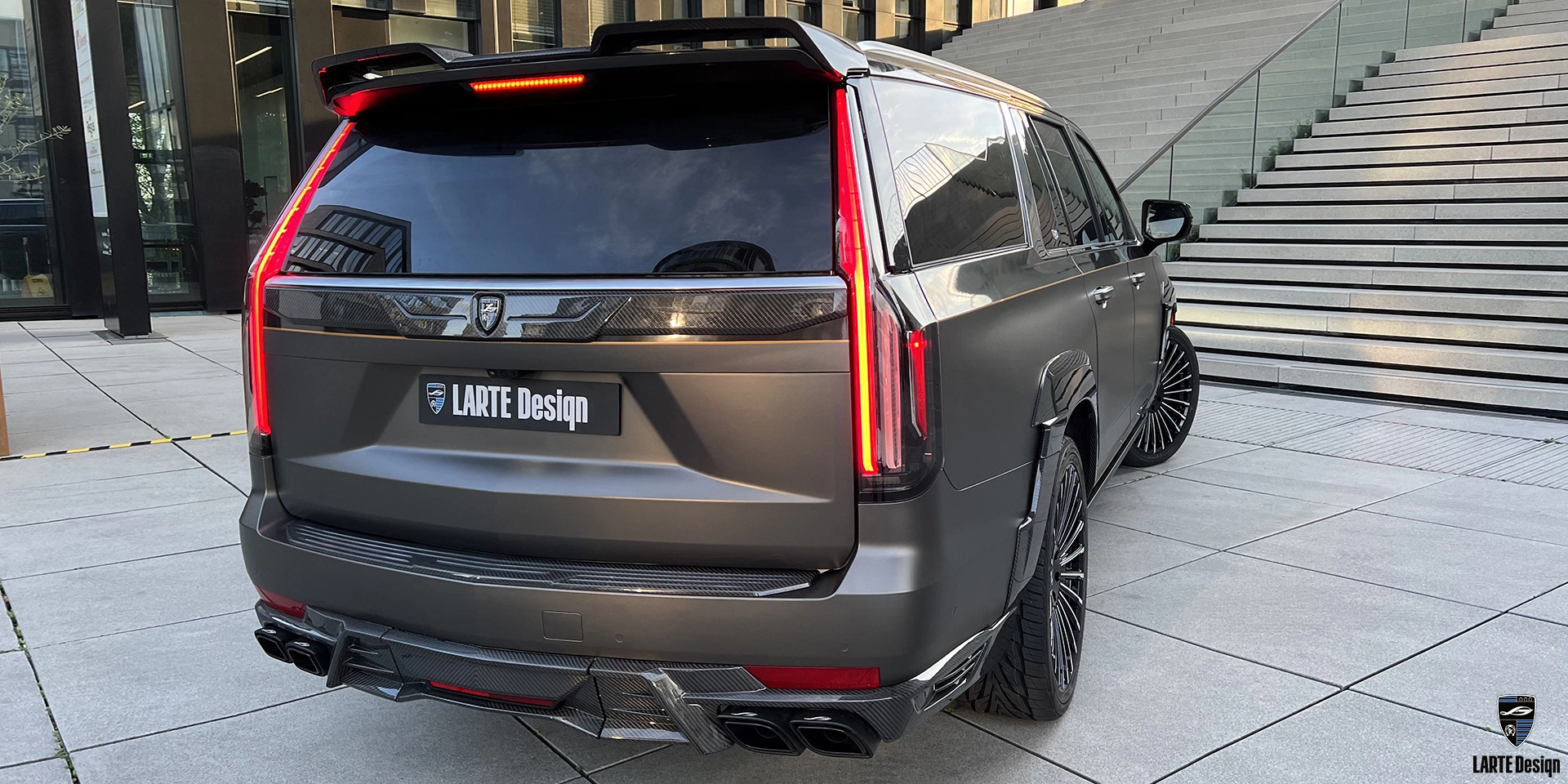 Bestellen Sie einen Heckdiffusor mit Bremslicht für den Cadillac Escalade GMT 1XX 6.2 AT ESV Luxury in Galactic Grey Metallic