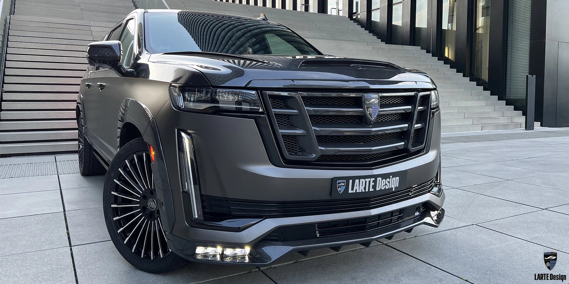 Installation eines individuellen Bodykits für den Cadillac Escalade GMT 1XX 6.2 AT Sport Platinum Black Raven 2023