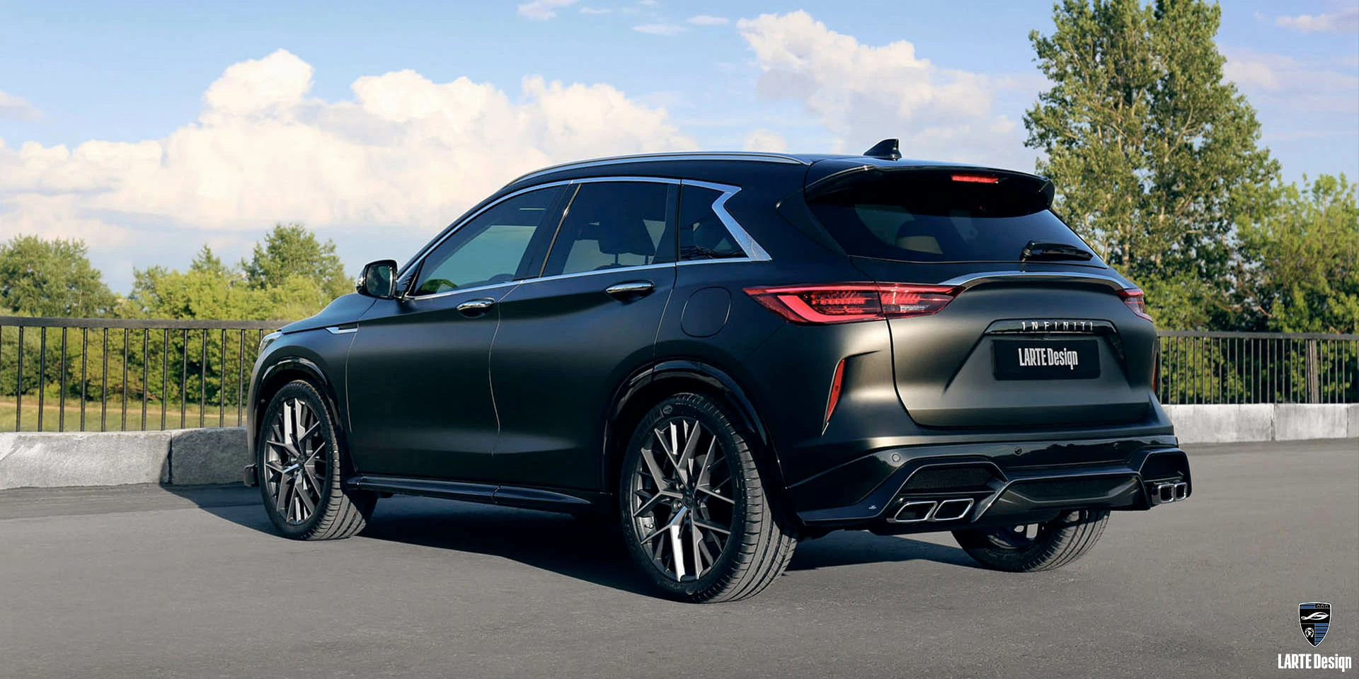 Installation eines maßgeschneiderten Karosserie-Kits für den Infiniti QX50 Luxury schwarze Ausführung