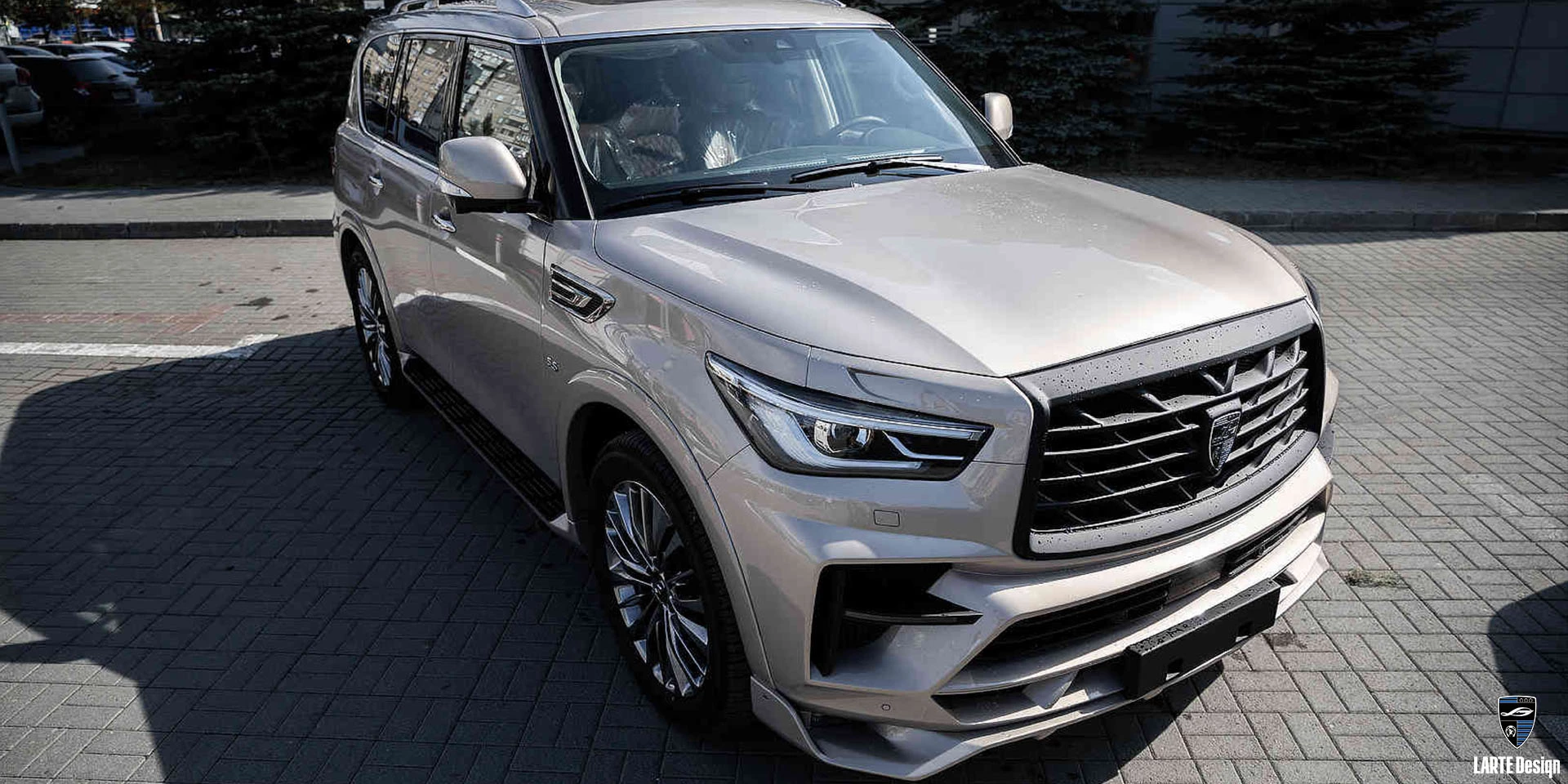 Installation der individuellen Karosserietuning für INFINITI QX80 Premium Select V8 Mondsteinweiß