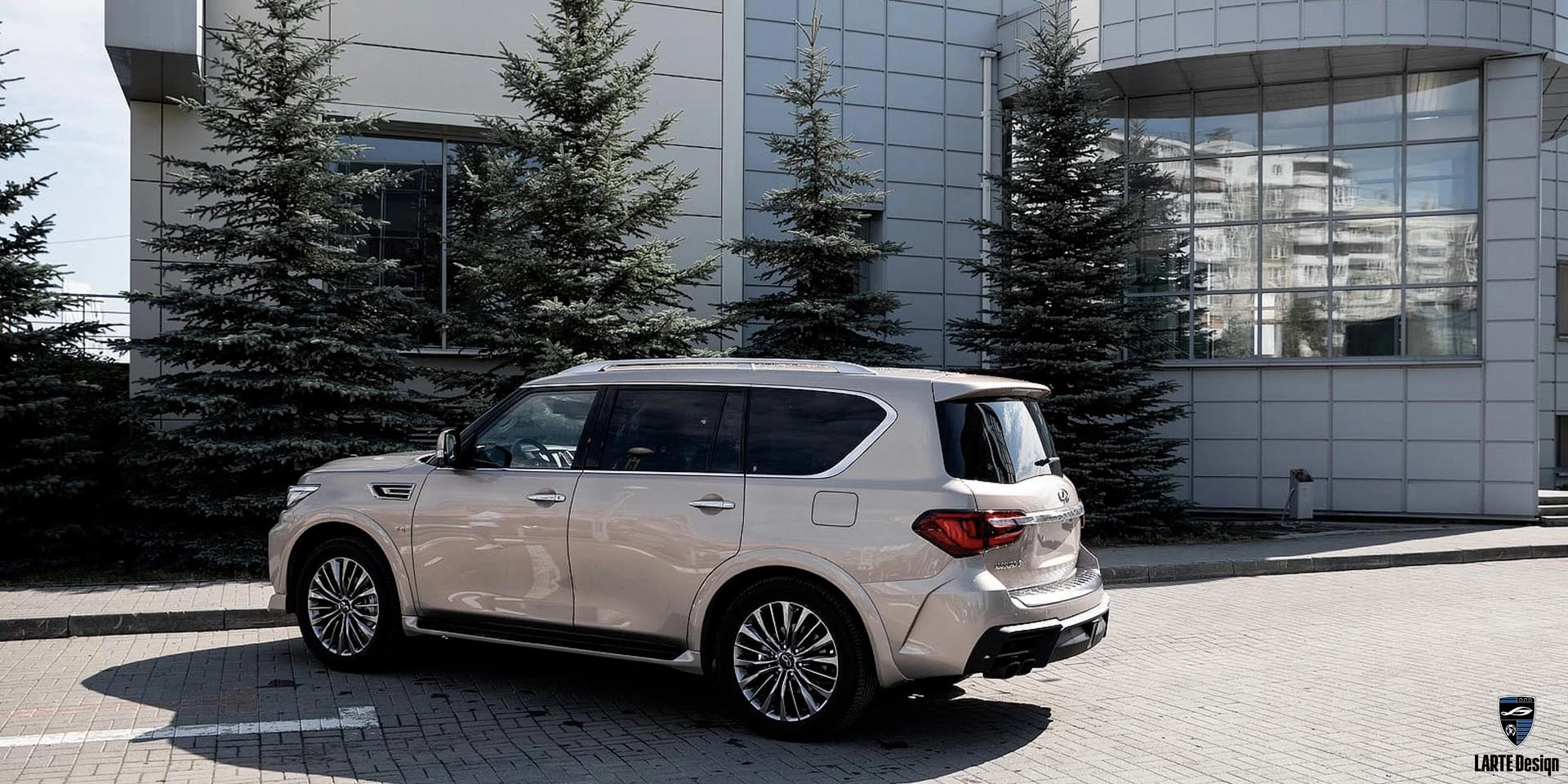 Kaufen Sie einen glänzend schwarzen Heckstoßfängerdiffusor für den INFINITI QX80 Luxe 4WD V8 Mondsteinweiß