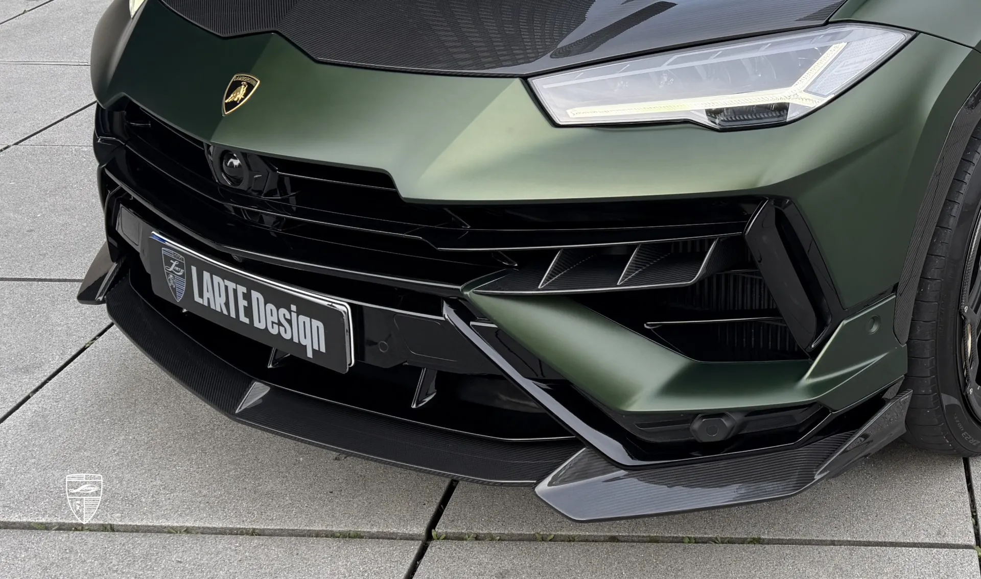 Carbon front bumper lip upgrade for your SUV Lamborghini URUS Performante from LARTE Design