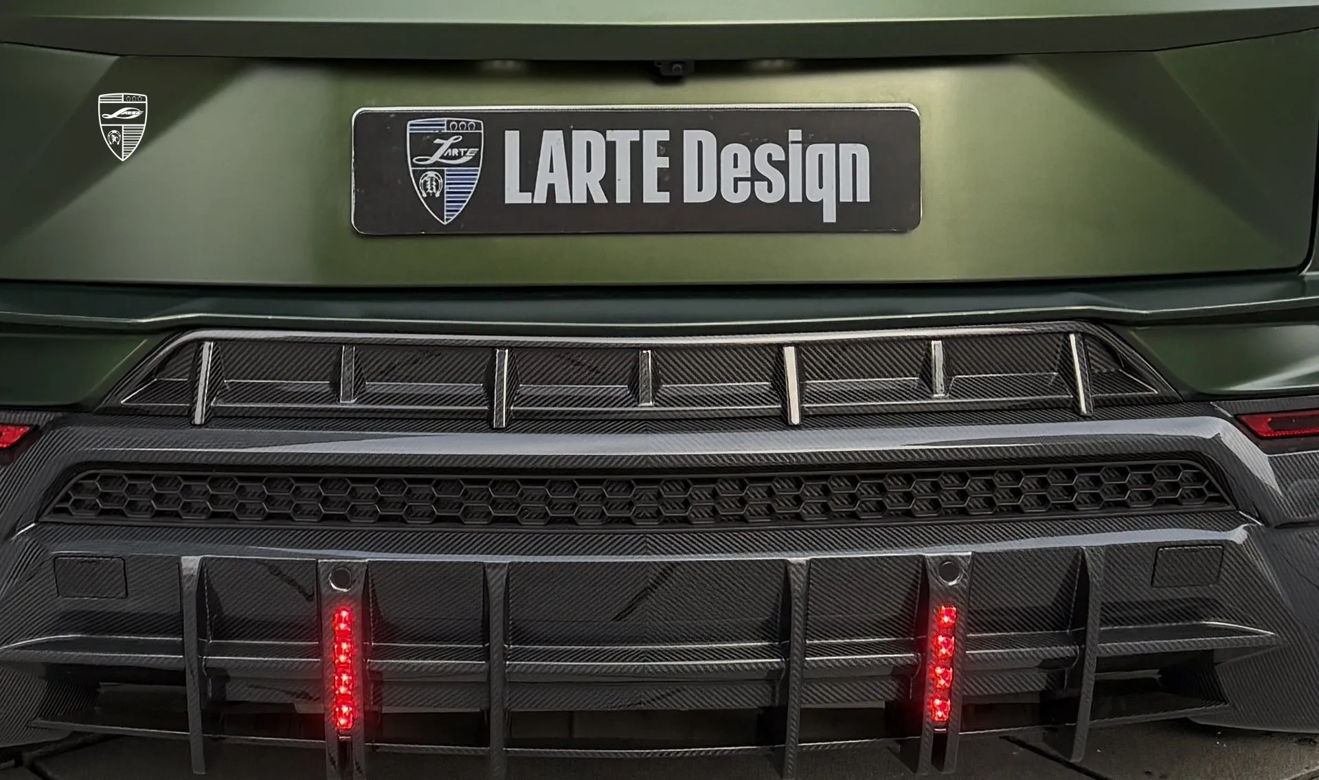 Rear bumper overlay for your Lamborghini URUS S / Performante in the carbon appearance package by LARTE Design