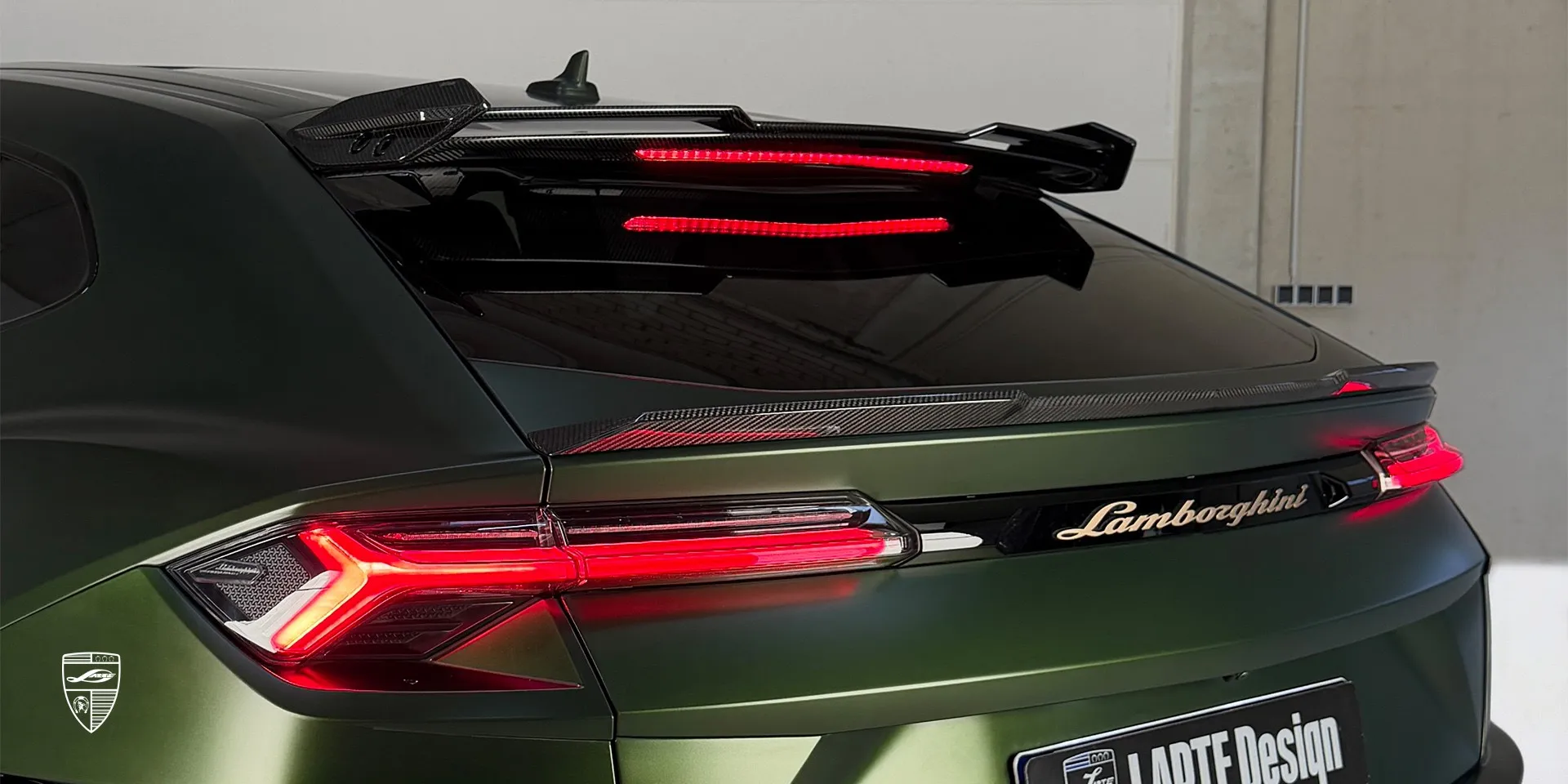 Lambo Urus: Detailaufnahme der LED‑Rückleuchten mit maßgeschneidertem Spoiler und Luxus‑SUV‑Styling