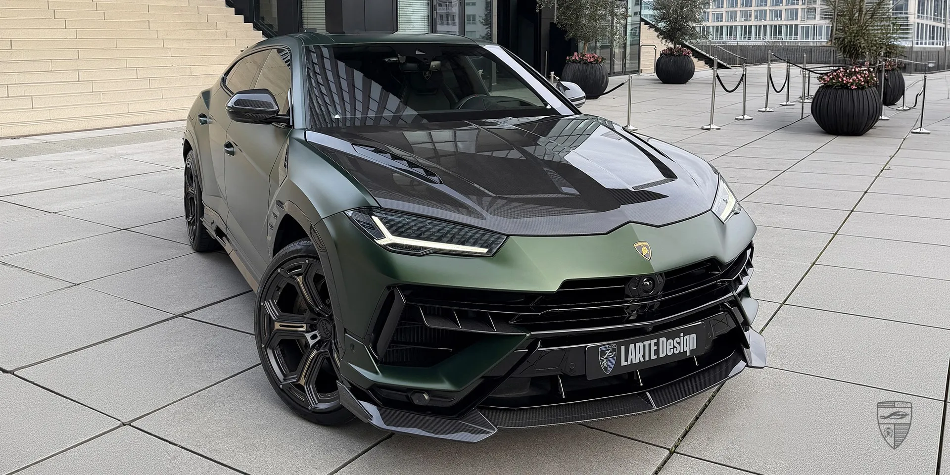 Lambo Urus mattgrün mit maßgeschneidertem Tuning‑Kit und sportlichem Außen‑Design